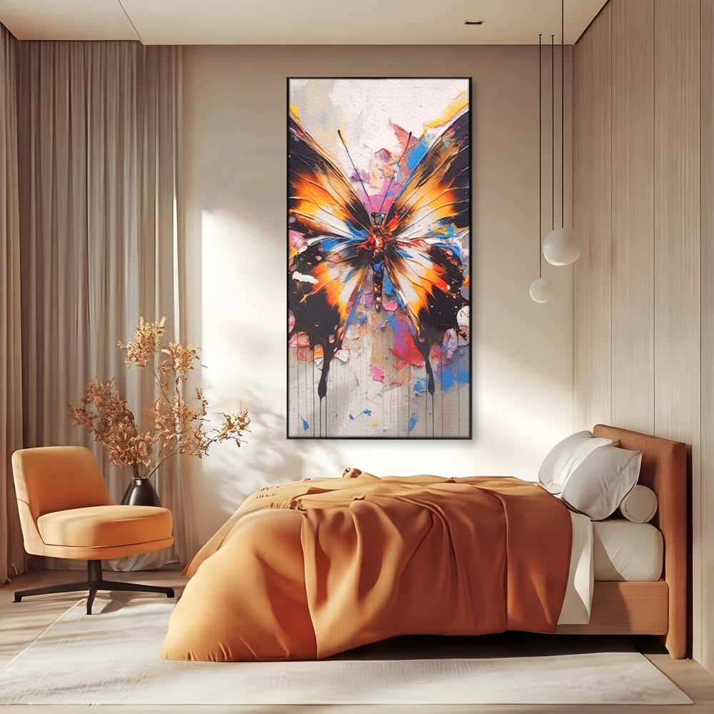 Tablou canvas cu tablou vertical cu fluture pictat, in rama de aluminiu negru, pe perete intr-un dormitor